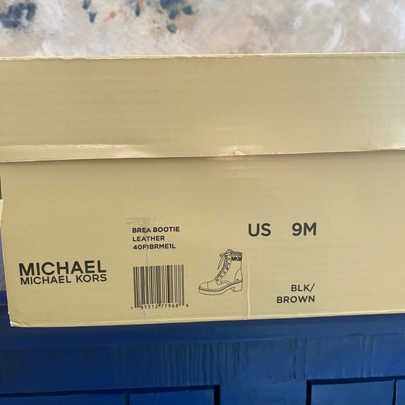 NEW - Michael Kors Brea Bootie Black and Brown Lace-Up Boots. Durable beauty! - Picture 9 of 10